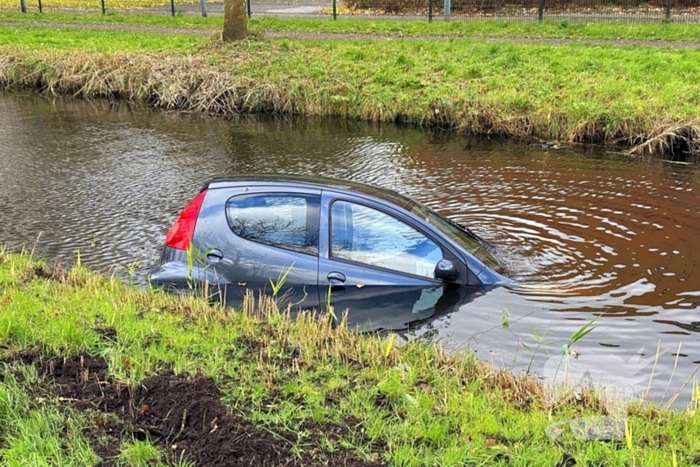 Automobilist verliest macht over stuur en belandt in water