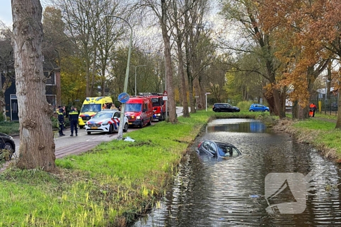 Automobilist verliest macht over stuur en belandt in water