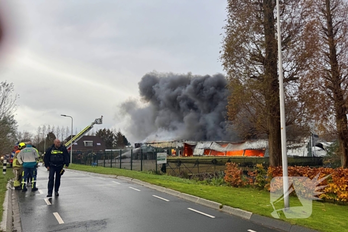 Brandweer groots ingezet voor uitslaande brand in kwekerij