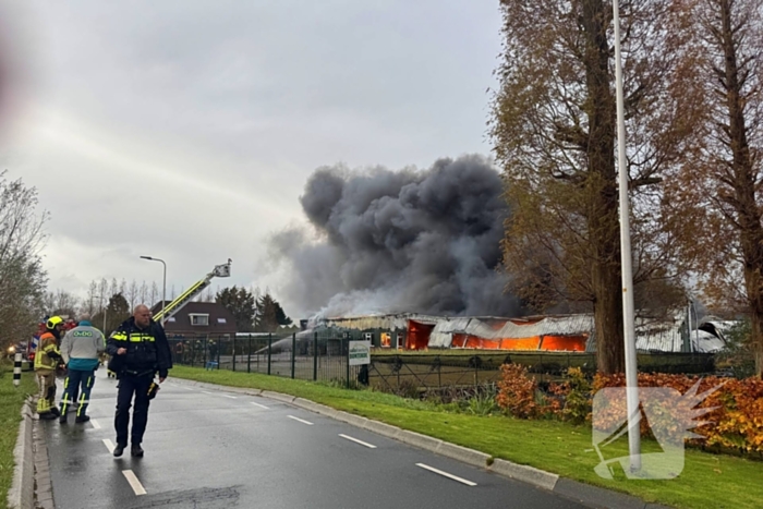 Brandweer groots ingezet voor uitslaande brand in kwekerij