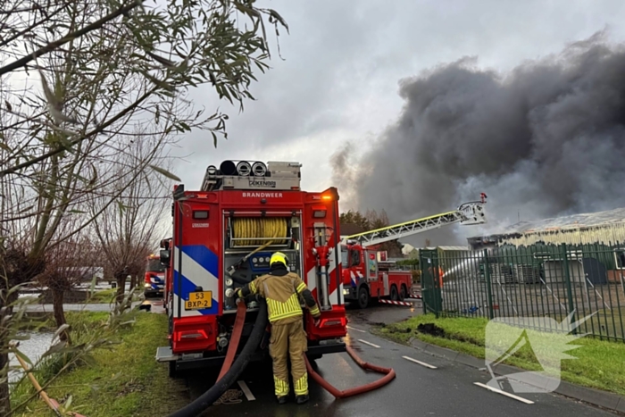 Brandweer groots ingezet voor uitslaande brand in kwekerij