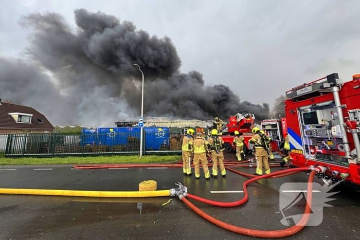 Brandweer groots ingezet voor uitslaande brand in kwekerij