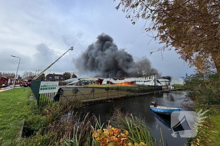 Brandweer groots ingezet voor uitslaande brand in kwekerij