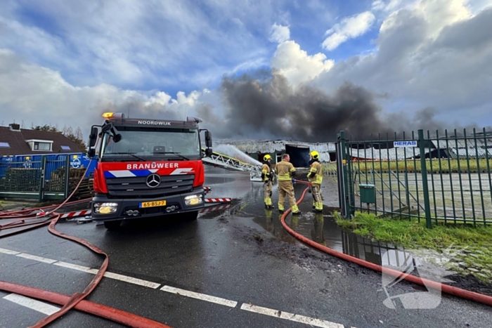 Brandweer groots ingezet voor uitslaande brand in kwekerij