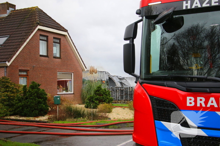 Brandweer groots ingezet voor uitslaande brand in kwekerij