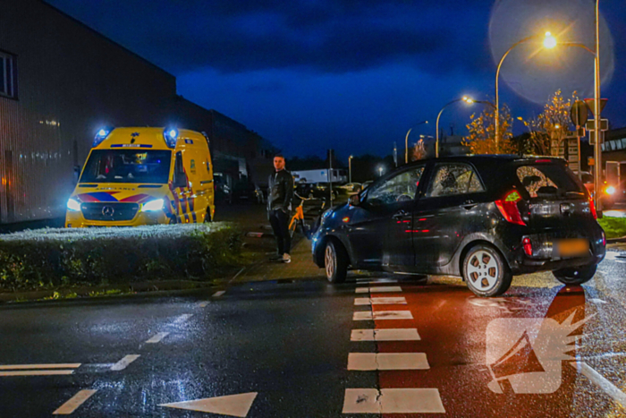 Afslaande automobilist ziet fietser over het hoofd