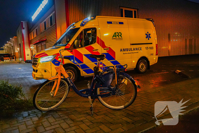 Afslaande automobilist ziet fietser over het hoofd