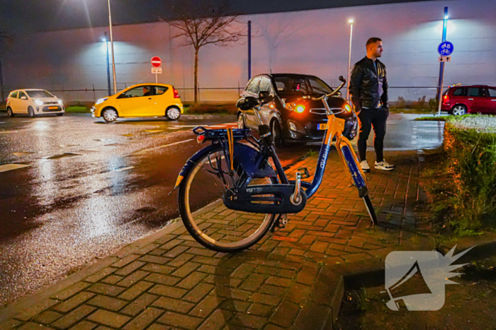 Afslaande automobilist ziet fietser over het hoofd