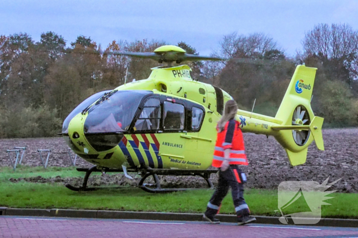 Traumahelikopter landt voor medische noodsituatie