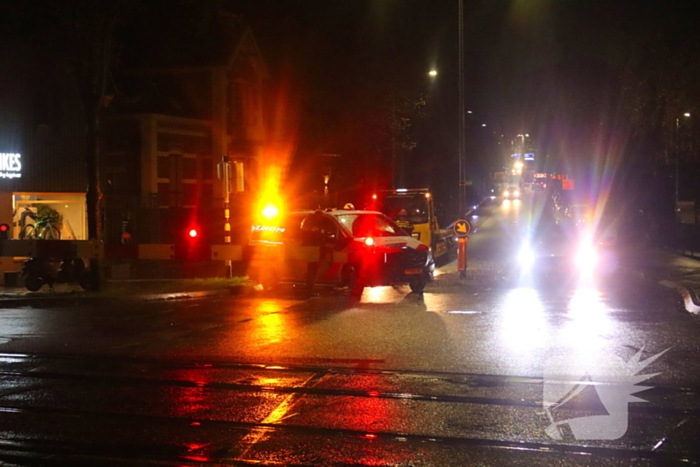 Auto belandt gedeeltelijk op spoor bij overweg