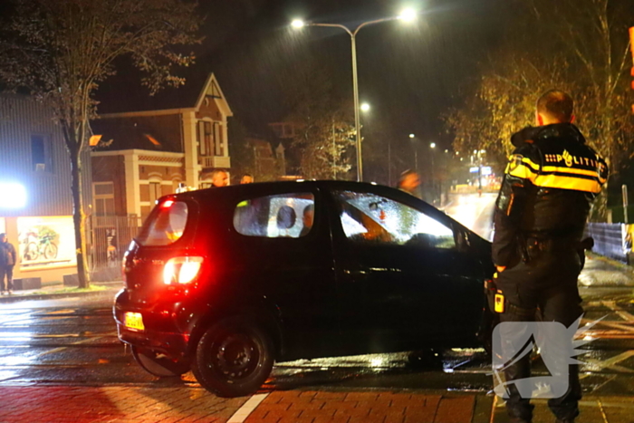 Auto belandt gedeeltelijk op spoor bij overweg