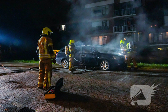 Personenauto brandt volledig uit, buren horen harde knallen