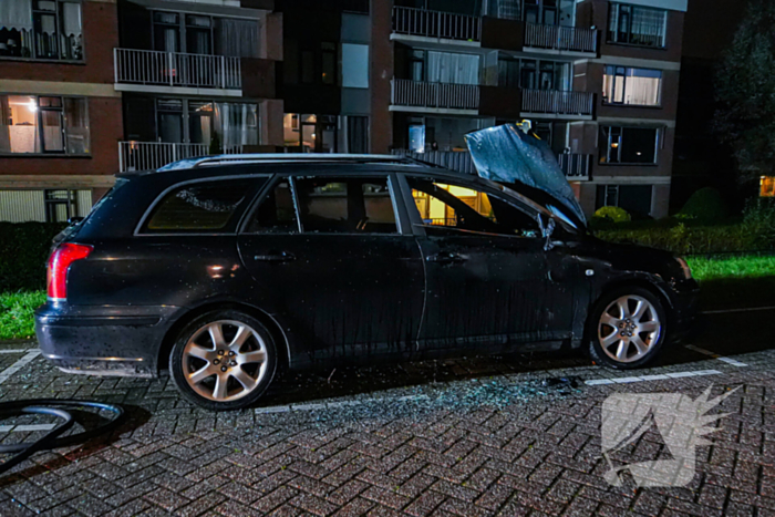 Personenauto brandt volledig uit, buren horen harde knallen