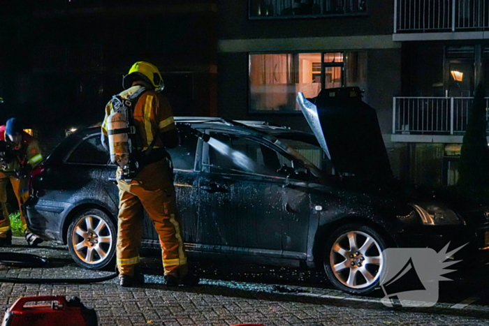 Personenauto brandt volledig uit, buren horen harde knallen