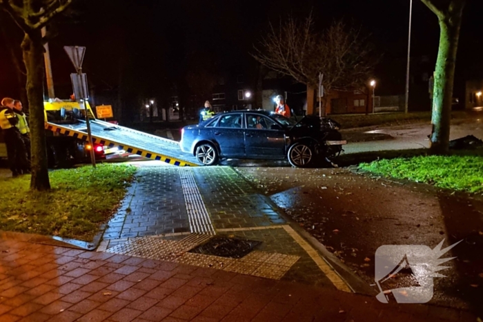 Automobilist eindigt tegen boom