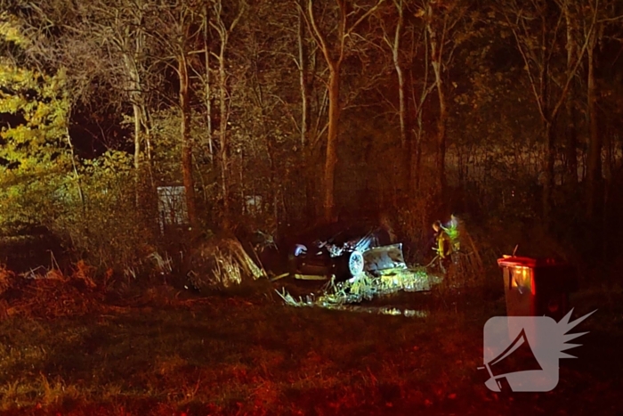 Auto komt op de kop tot stilstand