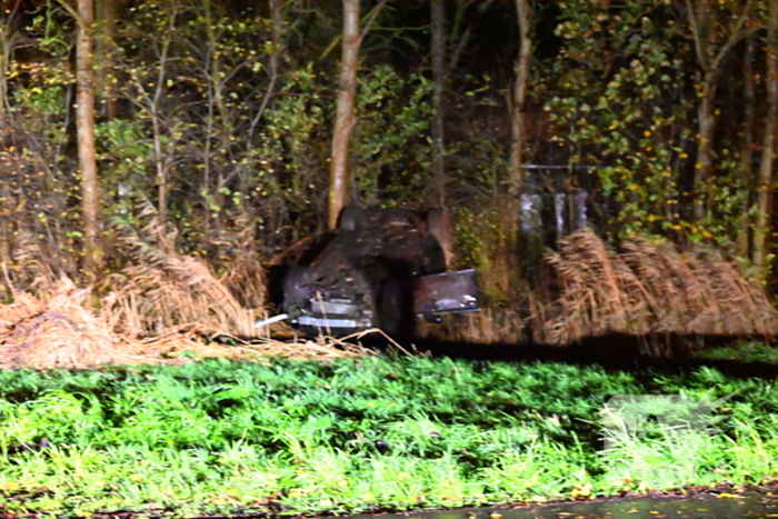 Auto komt op de kop tot stilstand