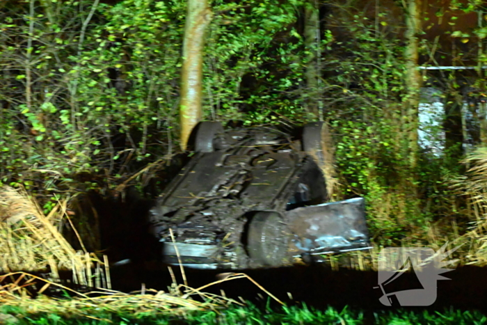 Auto komt op de kop tot stilstand