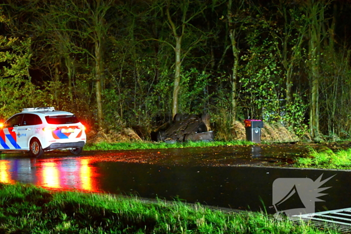 Auto komt op de kop tot stilstand