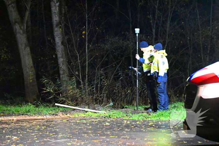 Auto komt op de kop tot stilstand