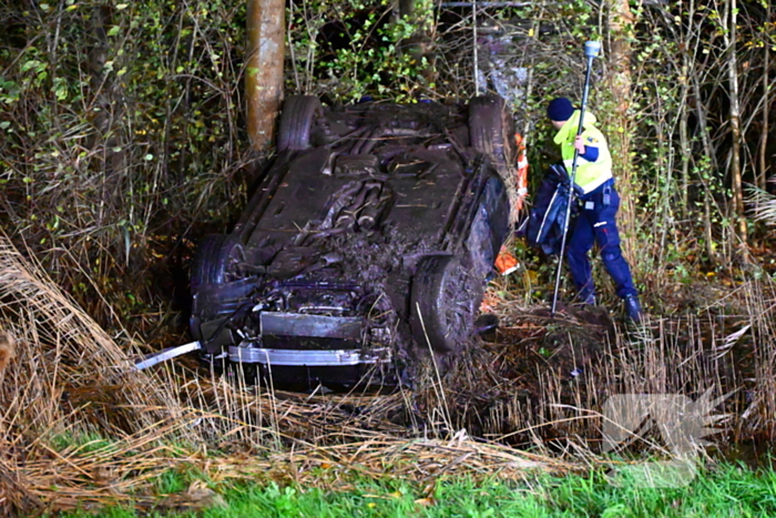 Auto komt op de kop tot stilstand