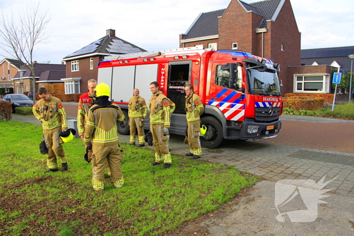 Omtrekken boom gaat verkeerd en valt op pergola