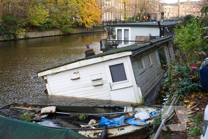 Woonboot dreigt te zinken