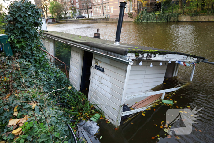 Woonboot dreigt te zinken