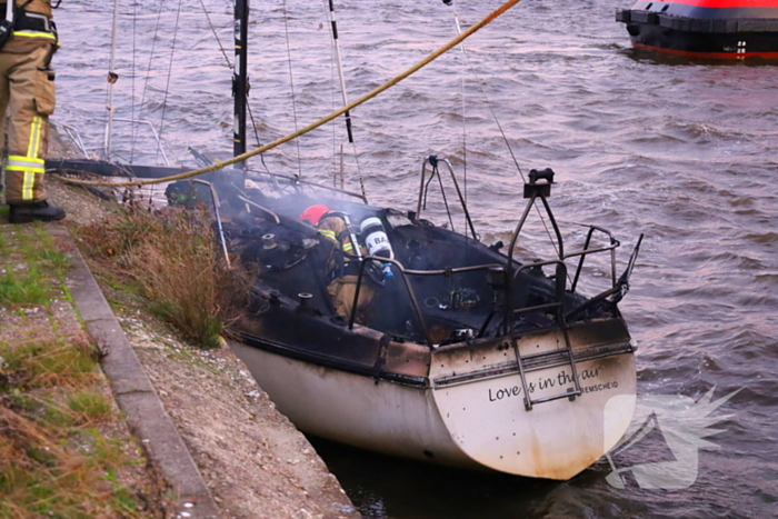 Zeilboot verwoest door brand