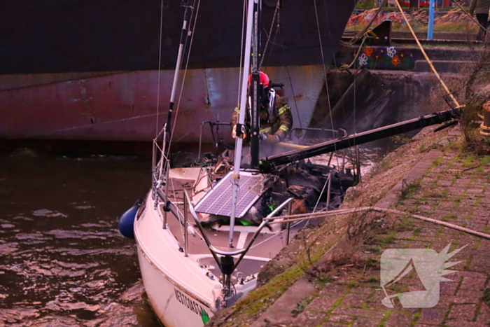 Zeilboot verwoest door brand