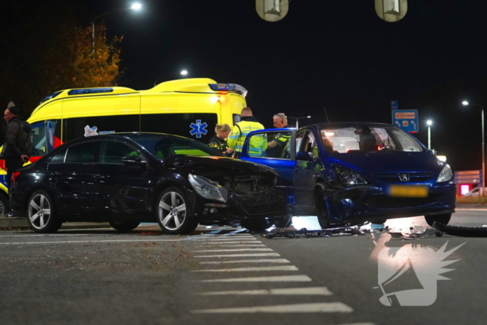 Flinke schade bij botsing tussen twee auto's