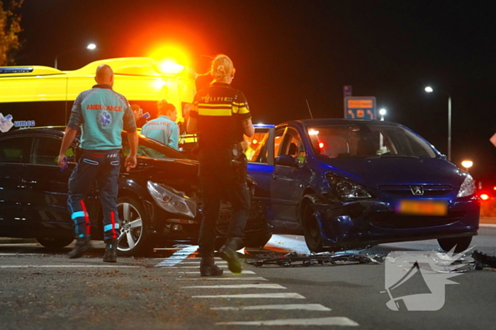 Flinke schade bij botsing tussen twee auto's