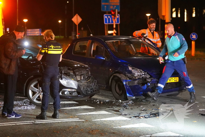 Flinke schade bij botsing tussen twee auto's