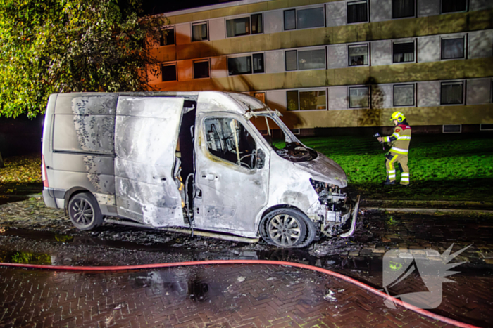 Brandweer blust brandende bestelbus