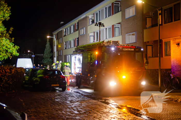 Brandweer blust brandende bestelbus