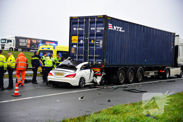 Automobilist overleden na aanrijding met vrachtwagentrailer