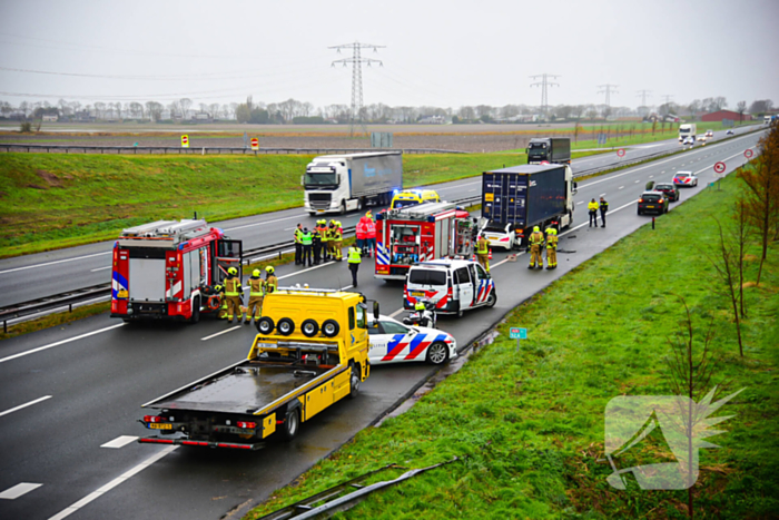 Automobilist overleden na aanrijding met vrachtwagentrailer