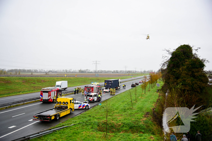 Automobilist overleden na aanrijding met vrachtwagentrailer