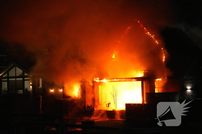 Flinke vlammen bij grote brand in vrijstaande woning