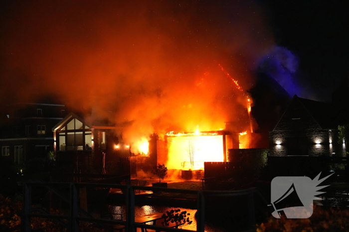 Flinke vlammen bij grote brand in vrijstaande woning