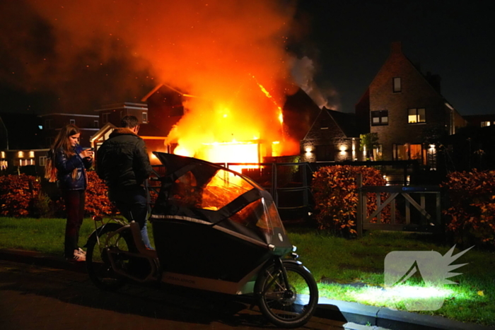 Flinke vlammen bij grote brand in vrijstaande woning