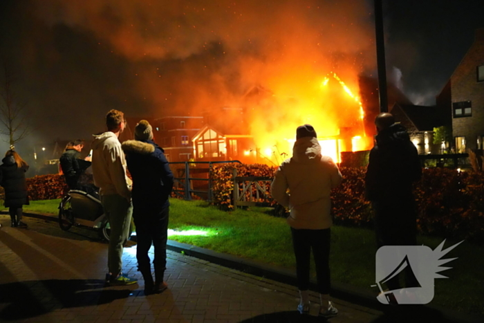 Flinke vlammen bij grote brand in vrijstaande woning