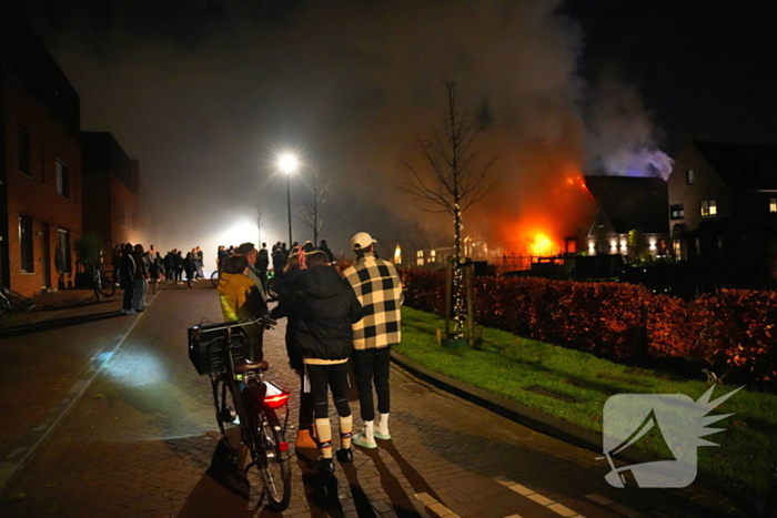 Flinke vlammen bij grote brand in vrijstaande woning