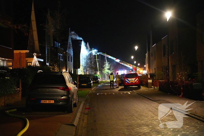 Flinke vlammen bij grote brand in vrijstaande woning