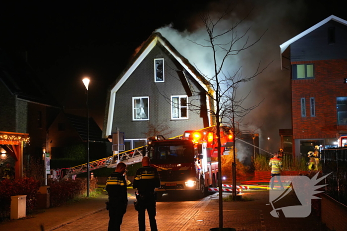 Flinke vlammen bij grote brand in vrijstaande woning