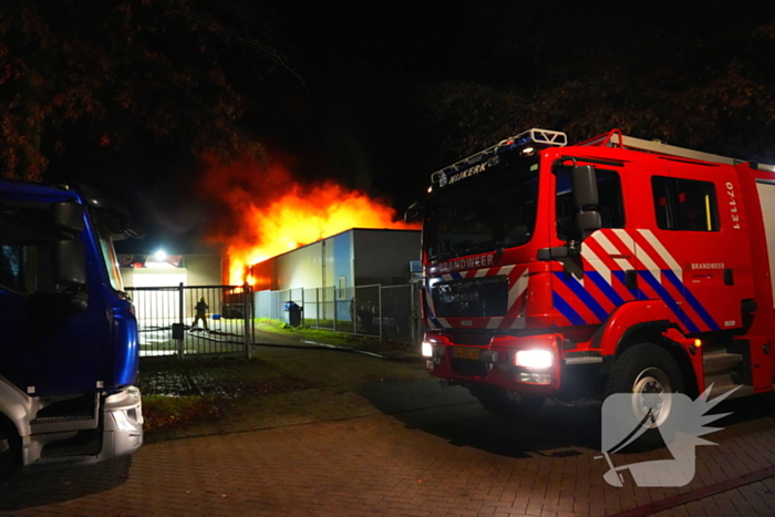 Rookontwikkeling en vlammen bij grote brand