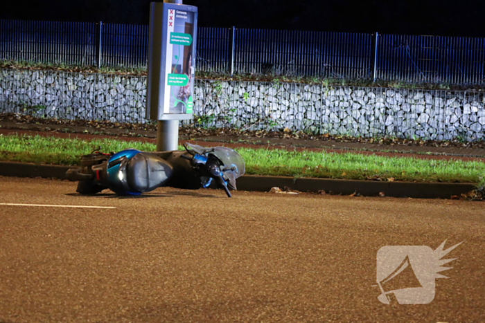 Scooterrijder ernstig gewond bij verkeersongeval