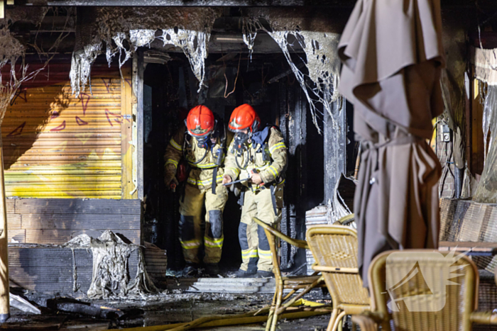 Explosie en brand richten grote schade aan bij restaurant