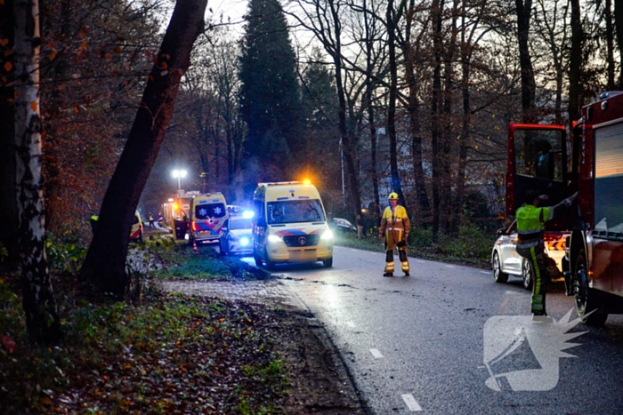 Auto slaat over de kop na botsing met boom