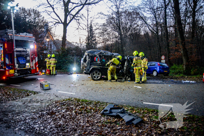 Auto slaat over de kop na botsing met boom